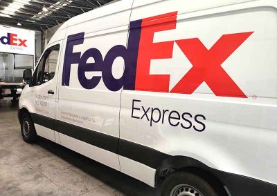 Furgoneta rotulada de Fedex
