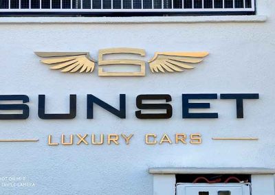 Letras corpóreas de logotipo de luxury cars sobre fachada